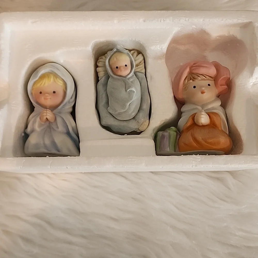 Avon 1986 Heavenly Blessings Children's Nativity Figurine Set 9
